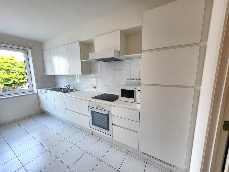 Ruim 2 slaapkamer appartement TE HUUR nabij hartje Waregem! foto 4