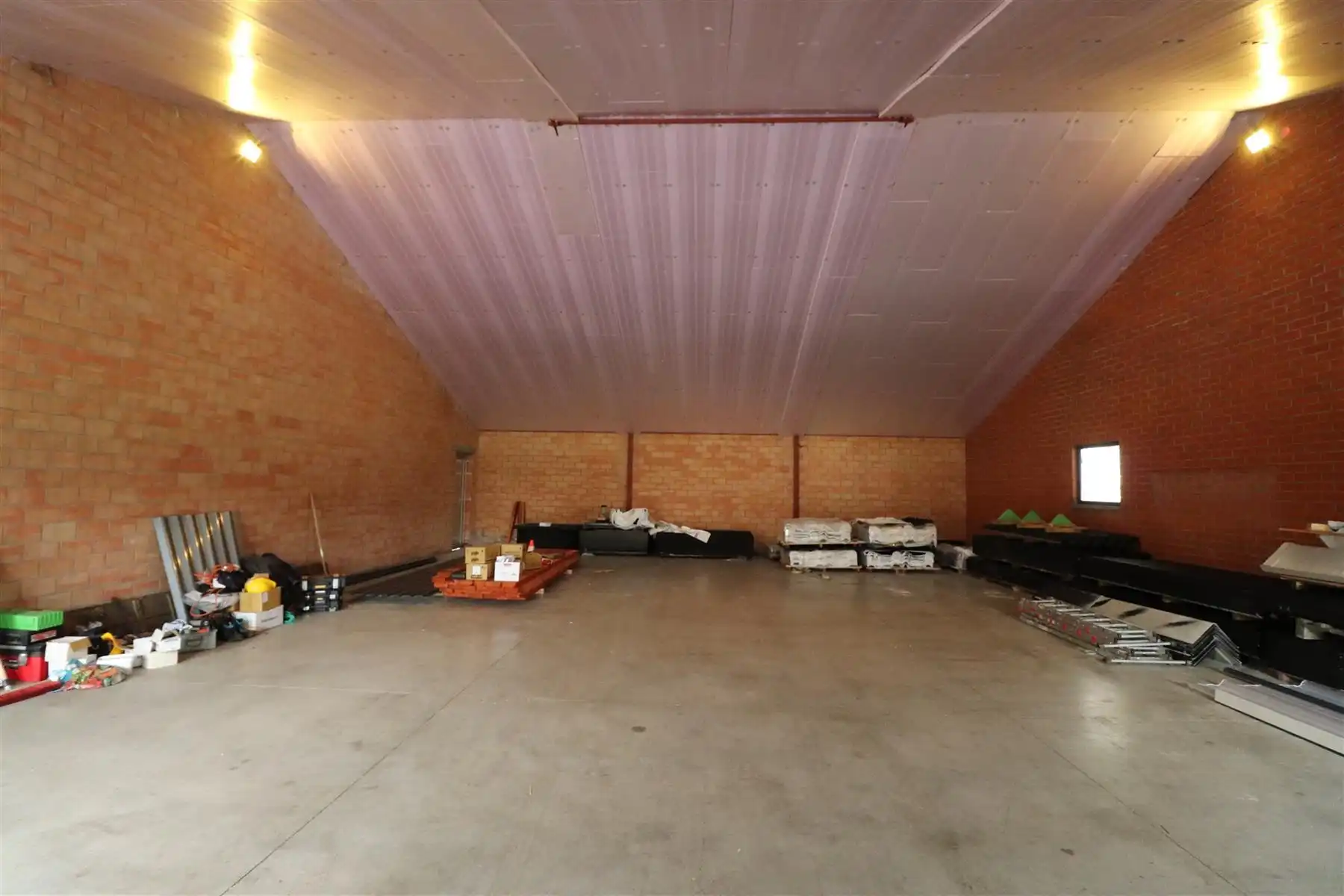 Opslagruimte van ong. 192 m², zijnde de linker opslagruimte achteraan gelegen. foto 3