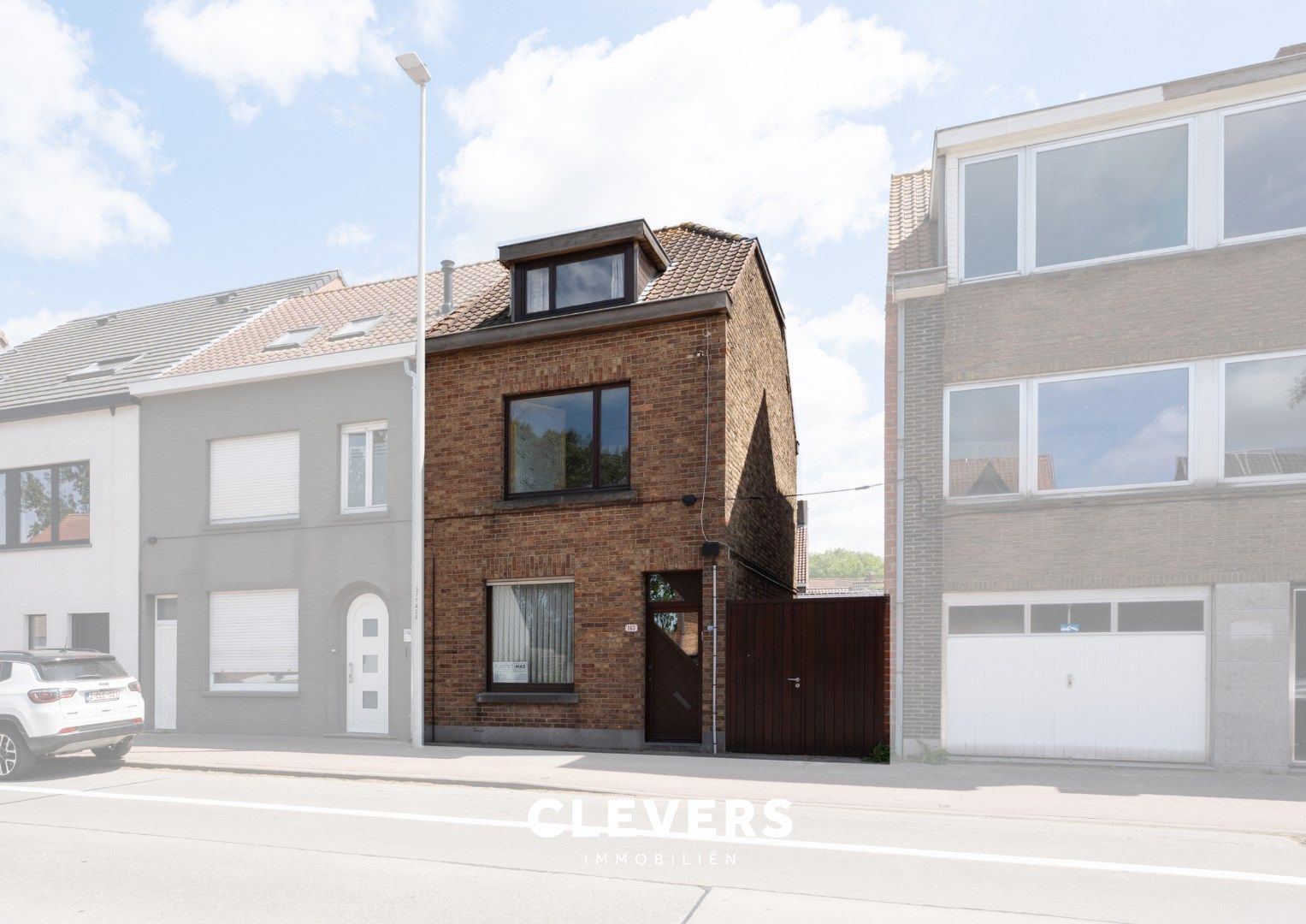 Hoofdfoto van de publicatie: Op te frissen gezinswoning met 4 slaapkamers en zij-ingang