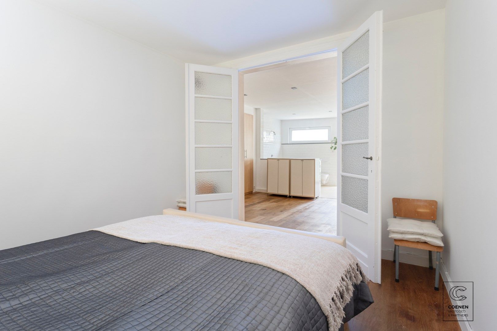 Instapklaar herenhuis van 241 m² met drie slaapkamers, gelegen in Mortsel! foto 12
