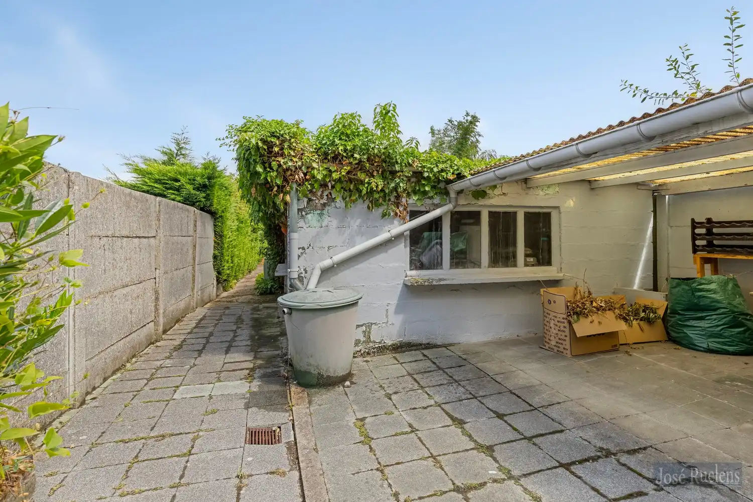 Goede gelegen gezinswoning met zij-ingang en grote tuin. foto 20