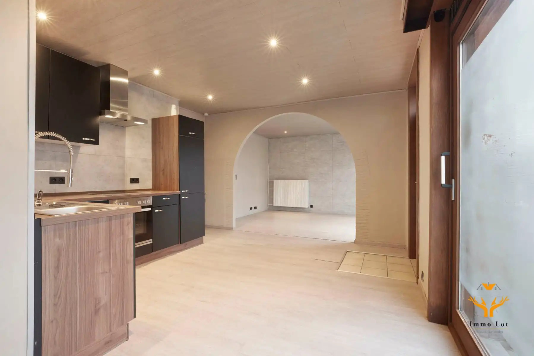 Handelsruimte met grote vitrine aan het Donkmeer  foto 6