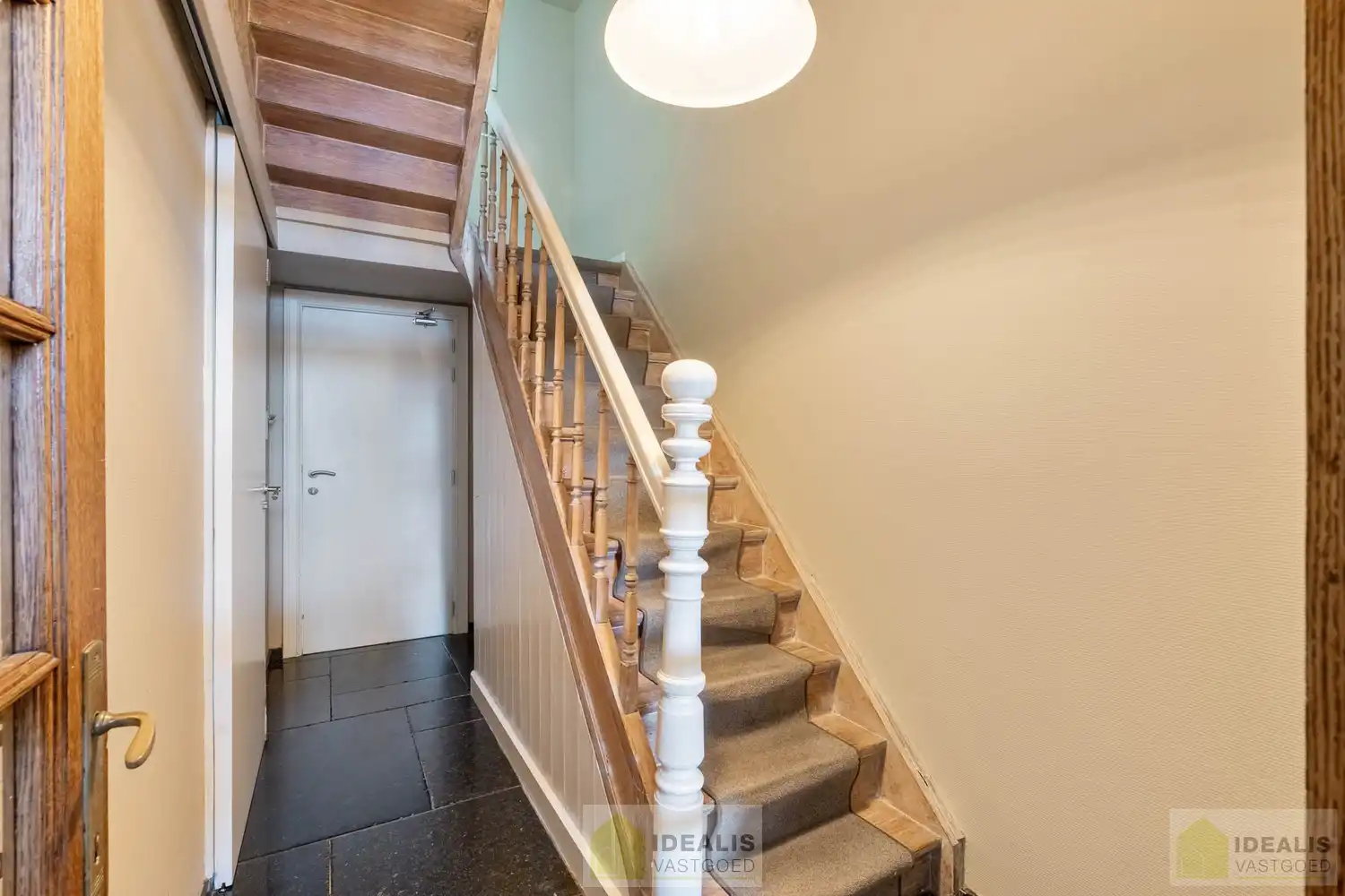 IDEALIS VASTGOED - Gerenoveerd duplex appartement gelegen op het Itterplein in het Brouwershof, kortom wonen op een unieke locatie in een pand met een rijke geschiedenis!! Dit ruime duplexappartement omvat maar liefst ca.155m² bewoonbare oppervlakte en voorzien van een ruime woonkamer met aansluitend keuken, badkamer voorzien van bad en douche, 3 slaapkamers en ruim dakterras. Uiterst geschikt voor kandidaten op zoek naar een instapklaar duplex appartement op een toplocatie midden in hartje Opitter, Bree! foto 7