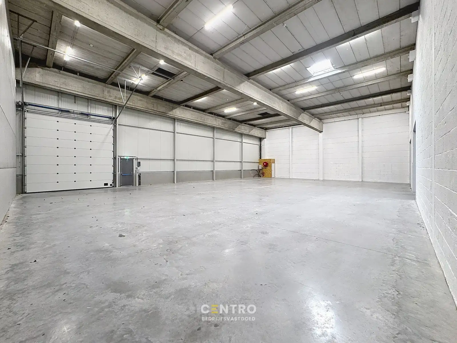 NB KMO-UNIT (411.55m²) te koop met 2 private parkeerplaatsen voor de deur, elektrische sectionaalpoort en sanitair blok op industriezone "Herdersbrug" te 8000 Brugge foto 4