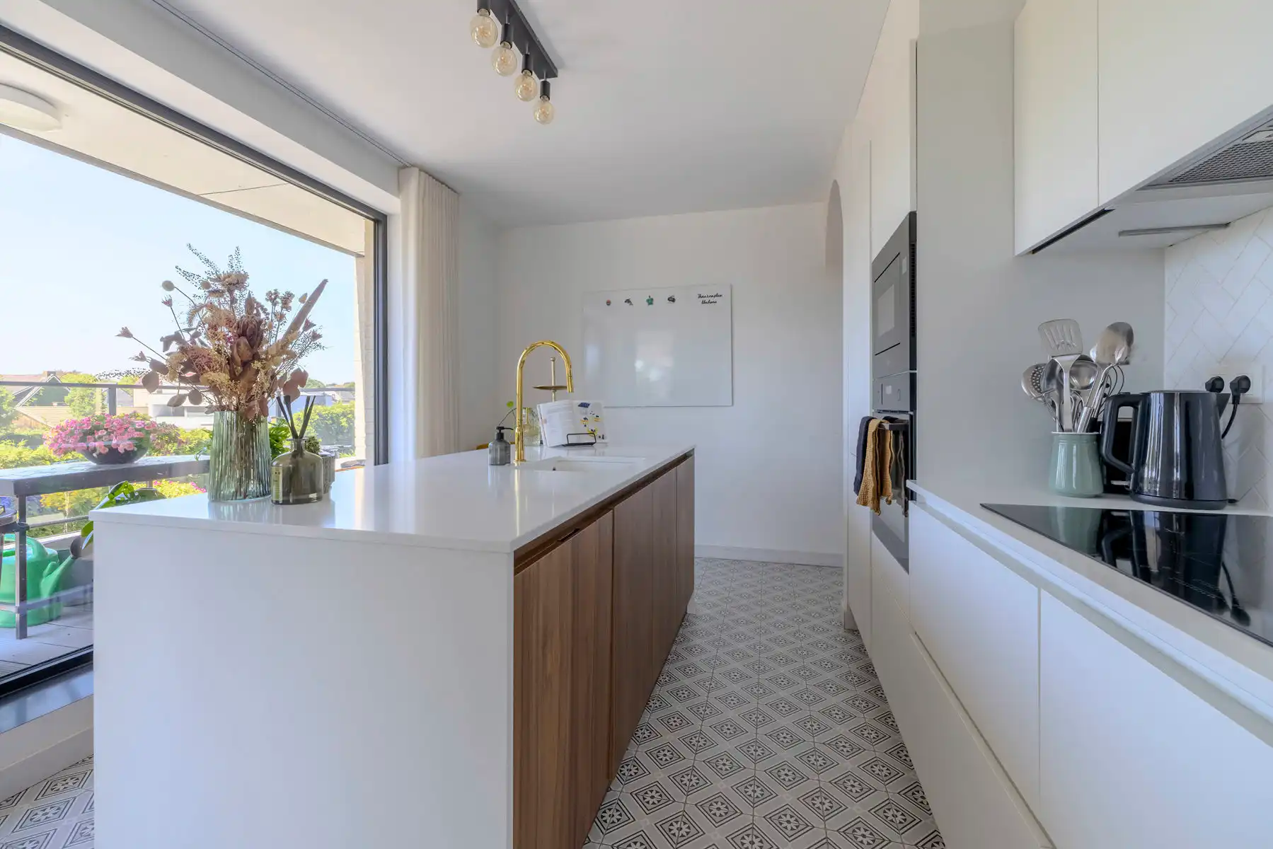 Ruim appartement met 2 slpks, terras van 71m2 en 2 staanplaatsen foto 8
