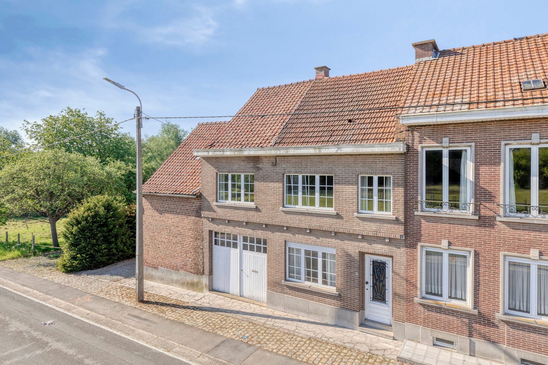 Ruime woning met 5 slaapkamers en grote tuin foto {{pictureIndex}}
