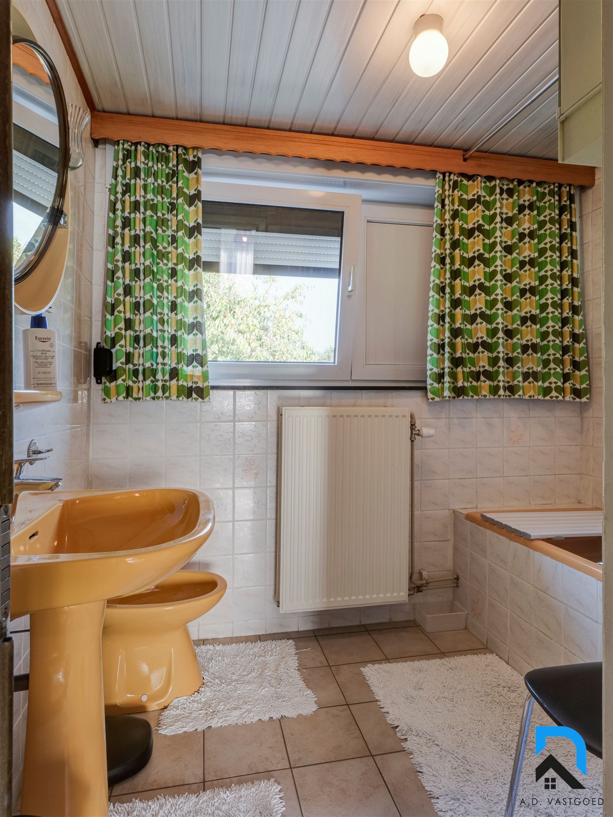 Halfopen bebouwing met tuin nabij het centrum van Genk foto 20