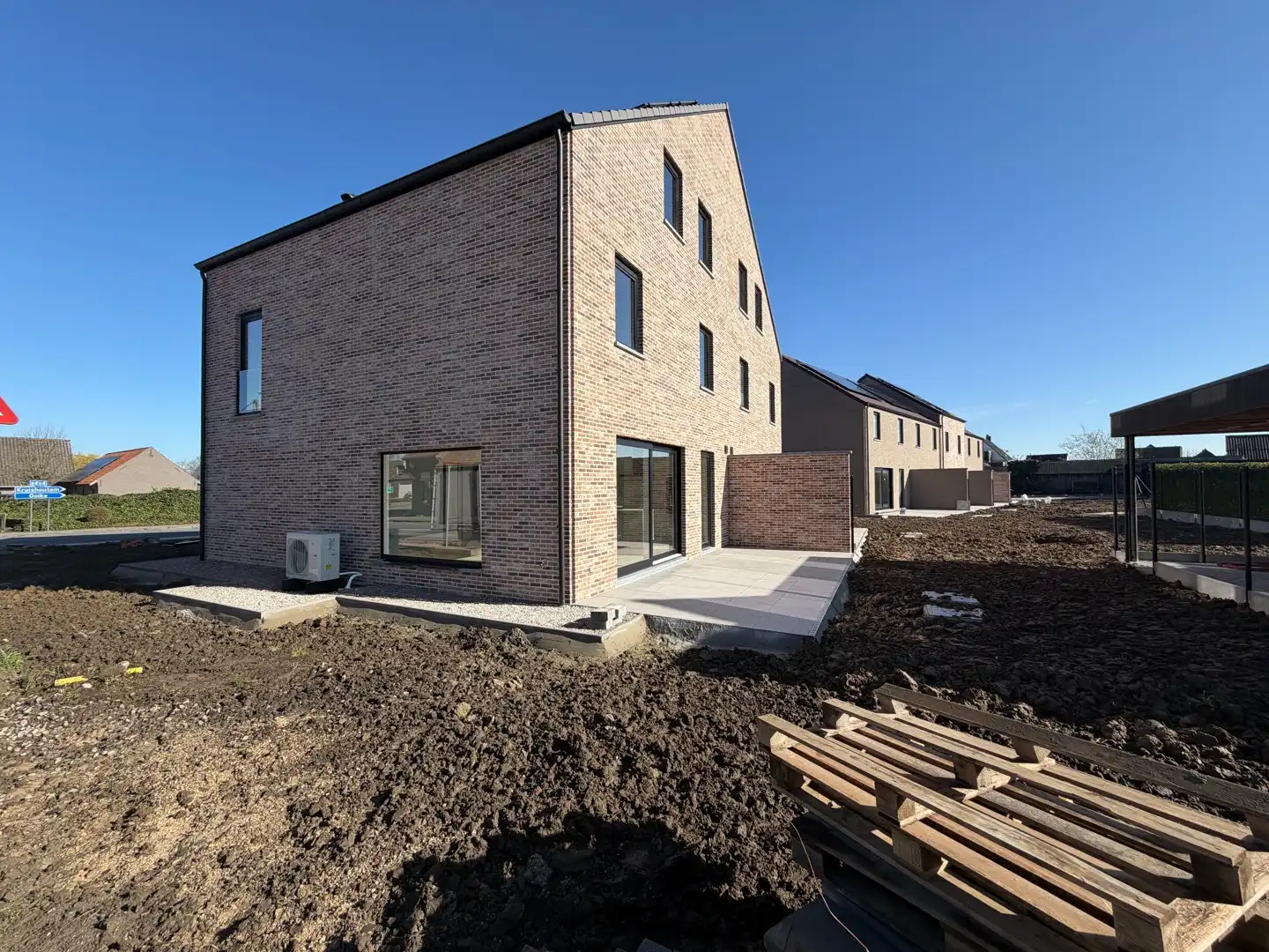 Uitzonderlijk ruime halfopen woning! foto 2