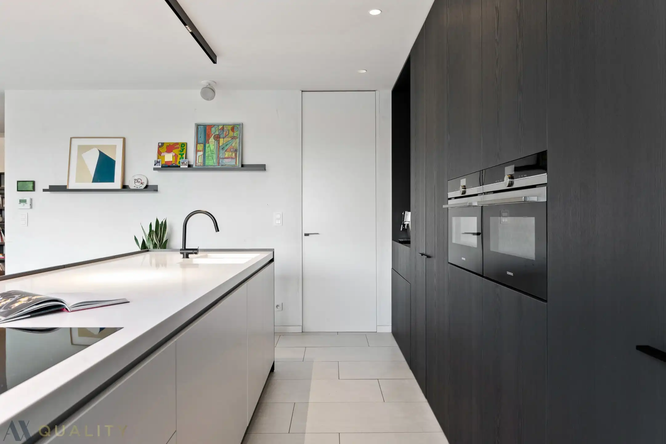 Moderne, energiezuinige woning met 5 slpk., 2 badk., bureel, inpandige garage, oprit, terras en tuin foto 4