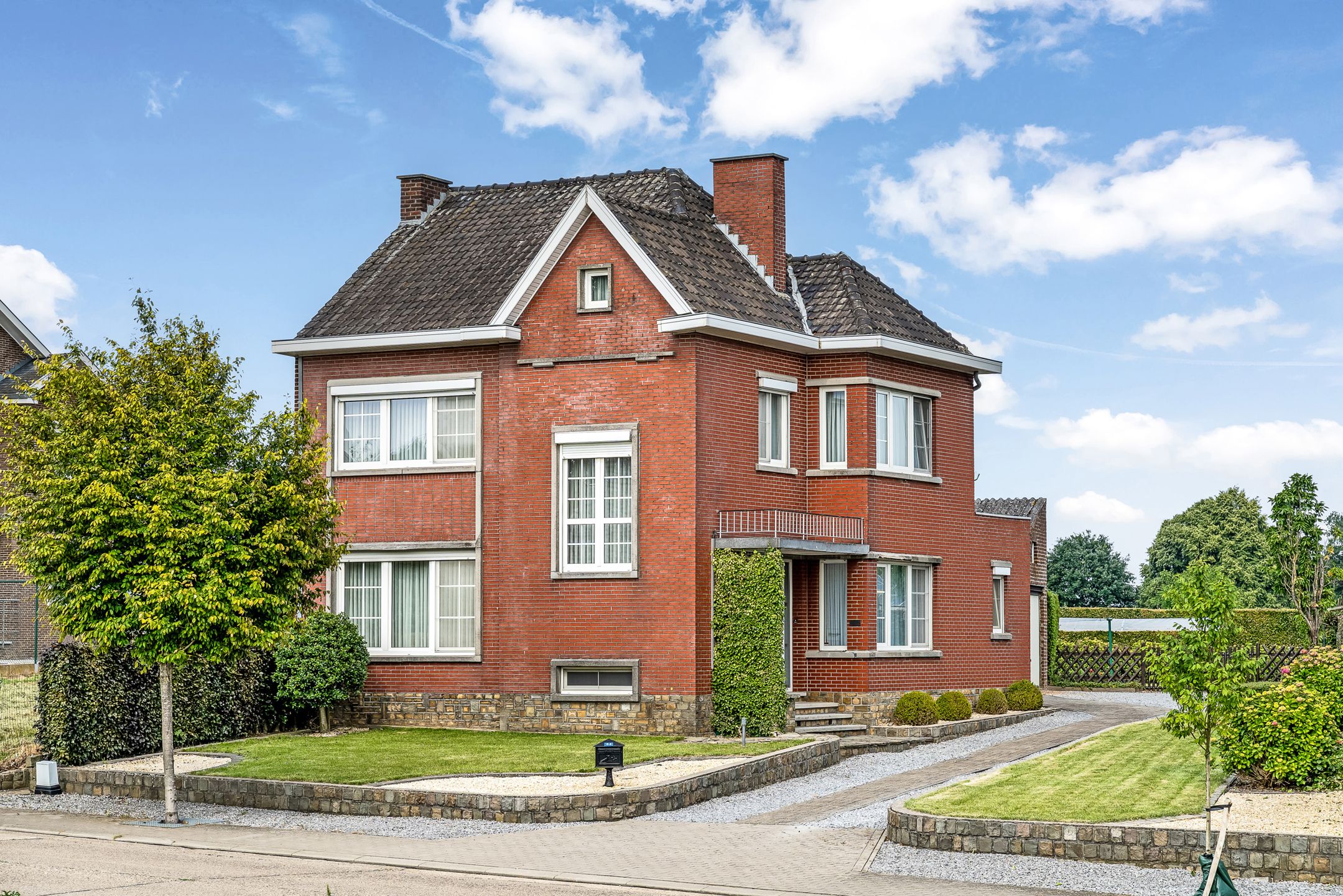Halfopen woning op 9a40ca te Vlijtingen foto {{pictureIndex}}