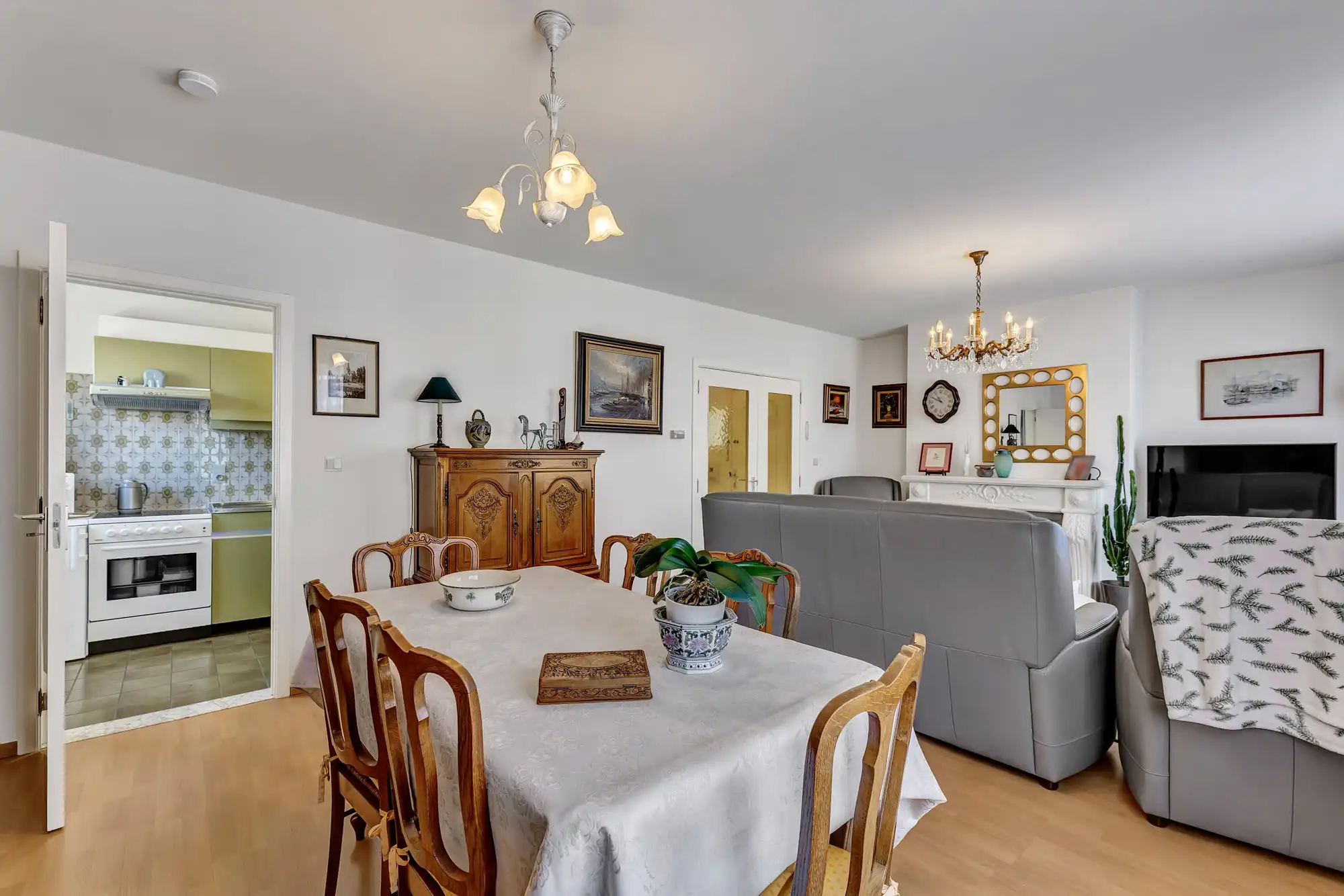 Instapklaar 2-slaapkamerappartement met terras en garage foto 6