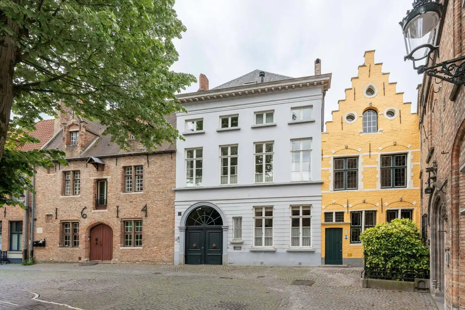 Exclusief herenhuis te koop in hartje brugge foto 2
