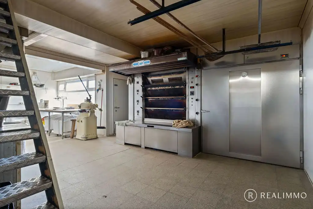 Veelzijdig handelspand met woonst op topligging in hartje Moen foto 11