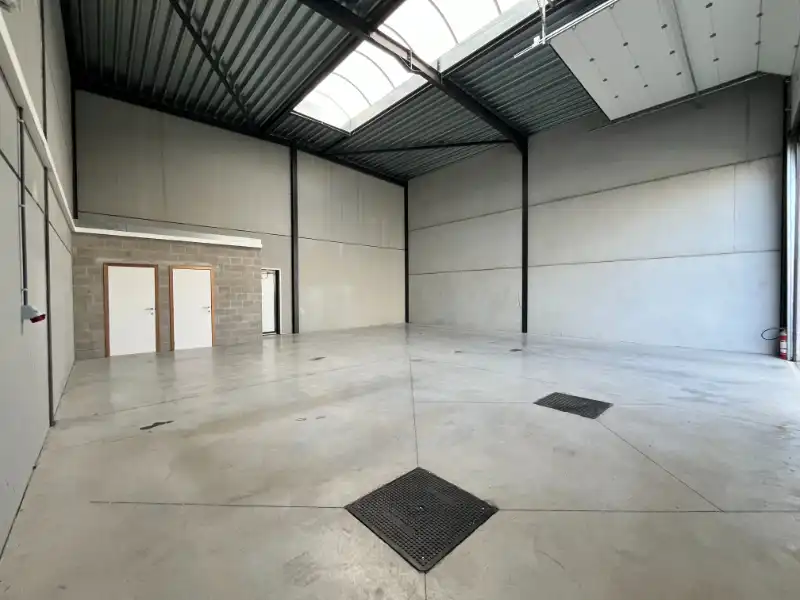 Praktische loods van 132 m² met 2 parkeerplaatsen in Rumbeke foto 3