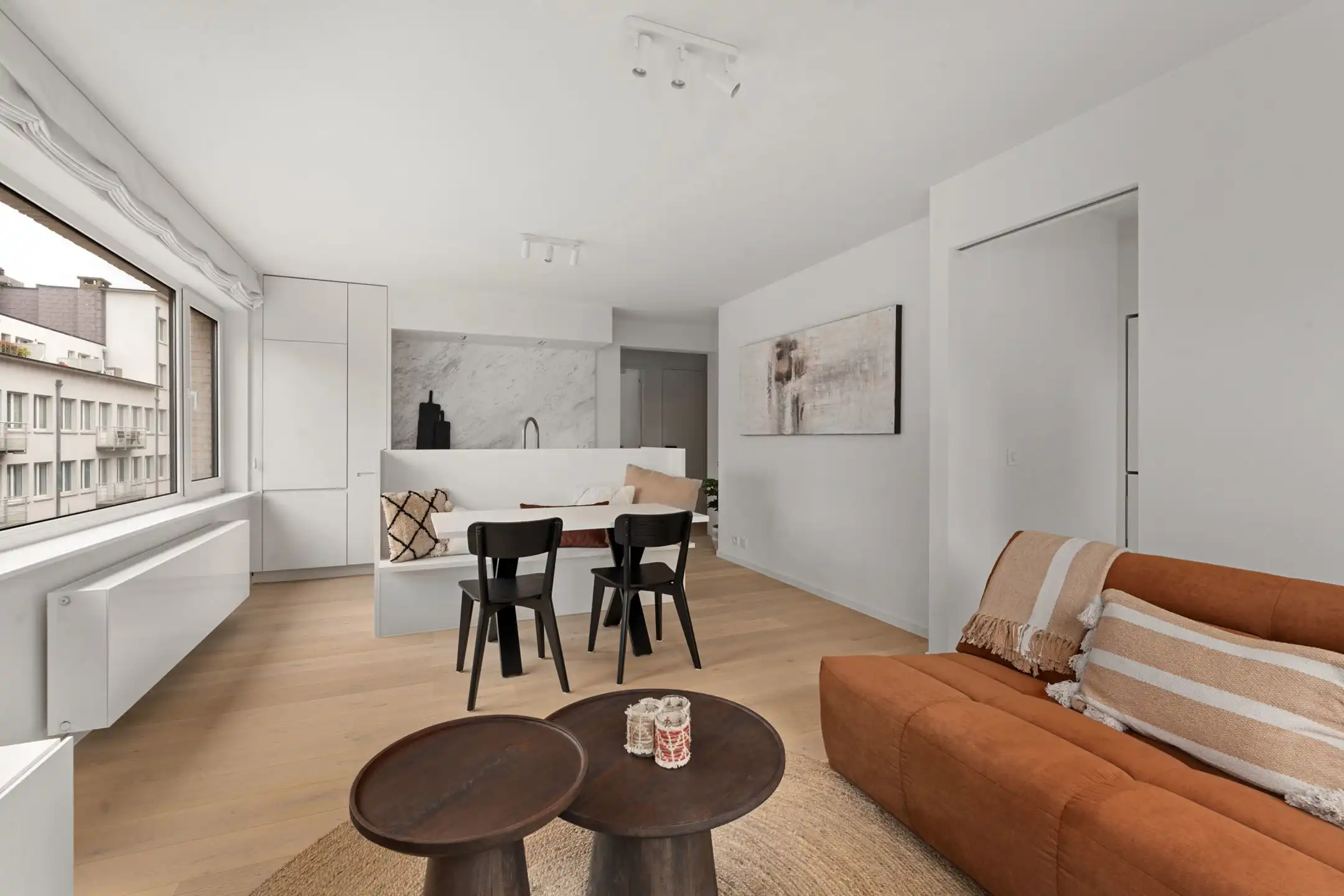Prachtig gerenoveerd app met 2 slaapkamer centraal gelegen. foto 2