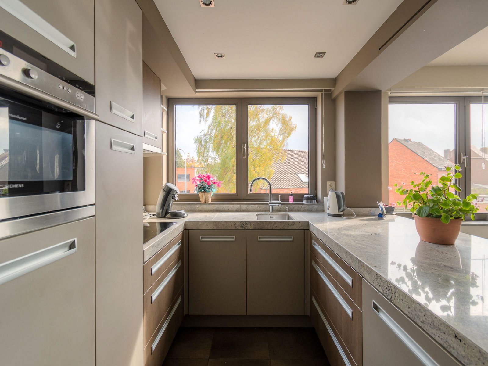Een appartement op de 1ste verdieping met 2 slaapkamers, terras en autostaanplaats in Merksplas. foto 6