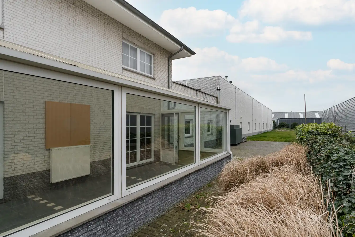 BEDRIJFSPAND MET CONCIERGEWONING foto 123