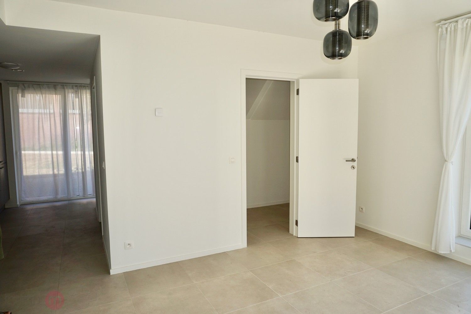 Nieuwbouwwoning te huur met 3 slaapkamers, tuin en parkeerplaats foto 6