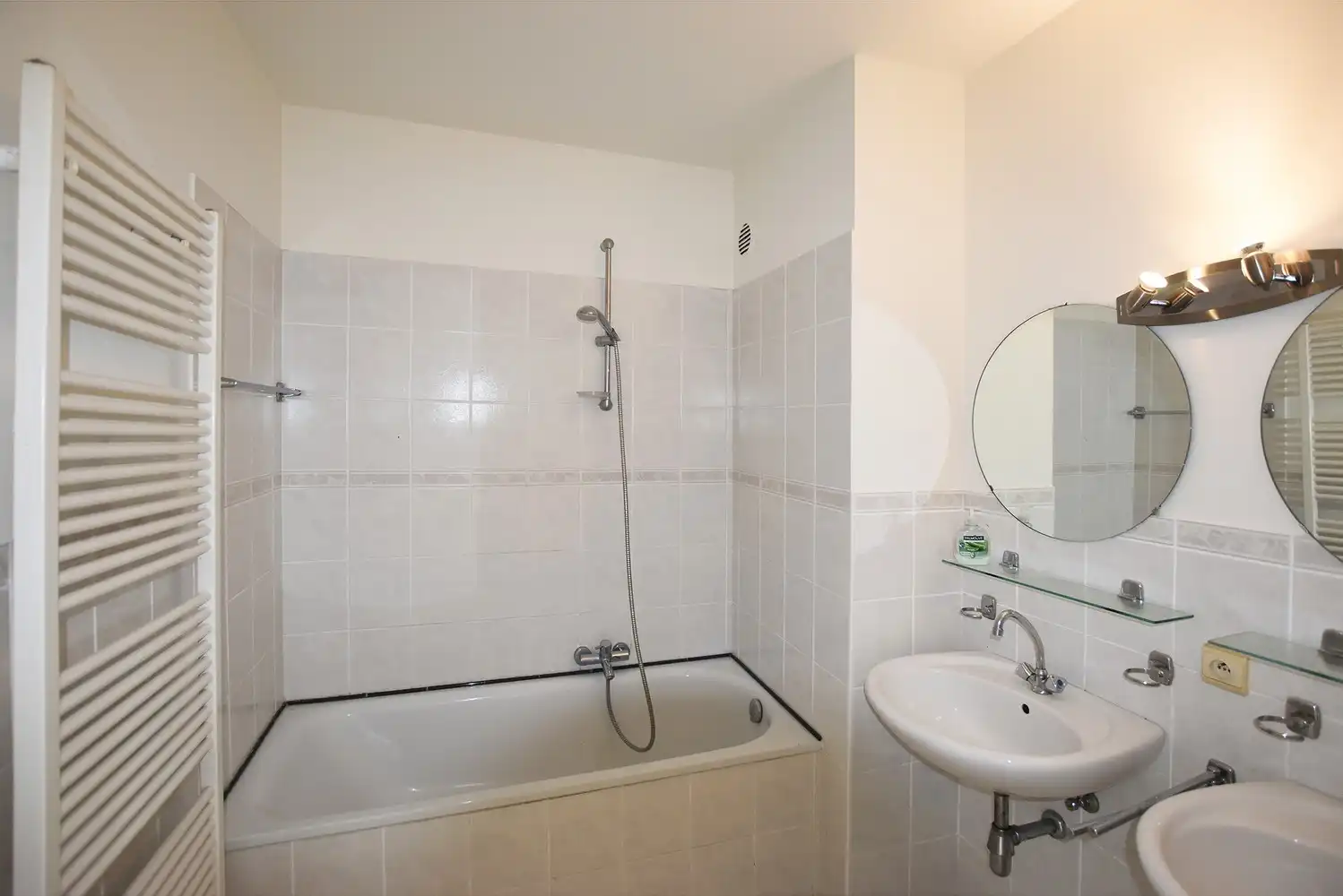 Verzorgd appartement met twee slaapkamers en terras te Deurne. foto 3