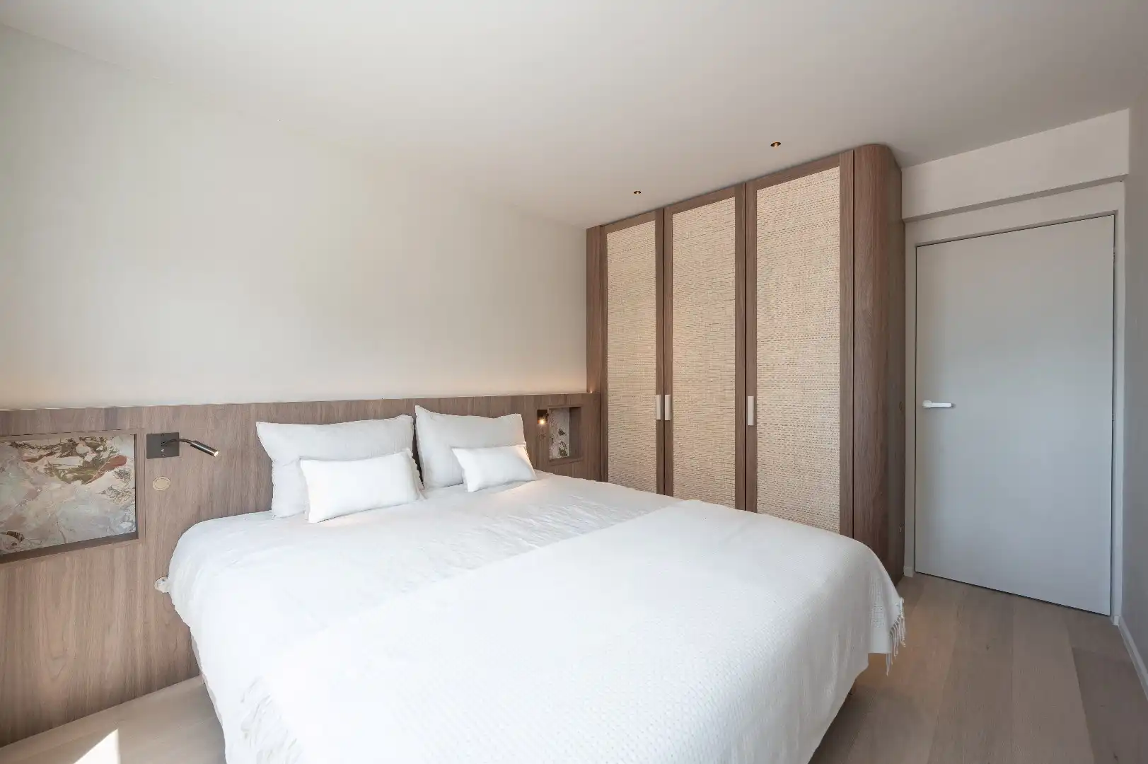 Luxueus gerenoveerd hoekappartement met terrassen en frontaal zeezicht foto 14