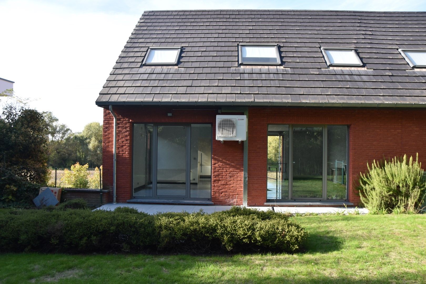 Moderne woning in rustige straat foto 8