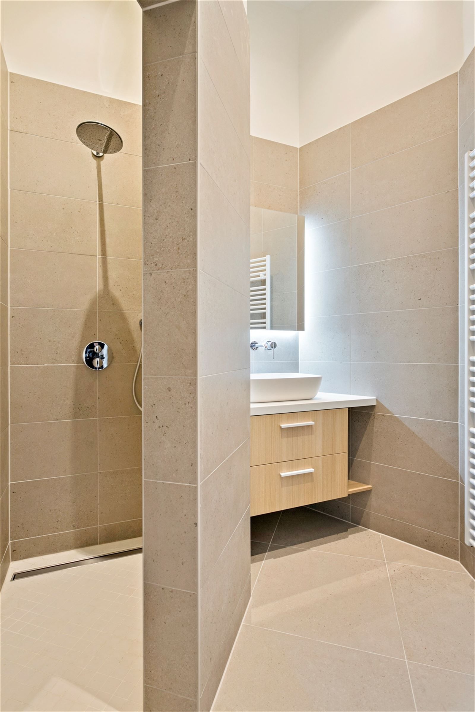 Volledig gemeubeld gelijkvloers 1 slaapkamer appartement met koer in"Stylish renovatieproject" foto 12