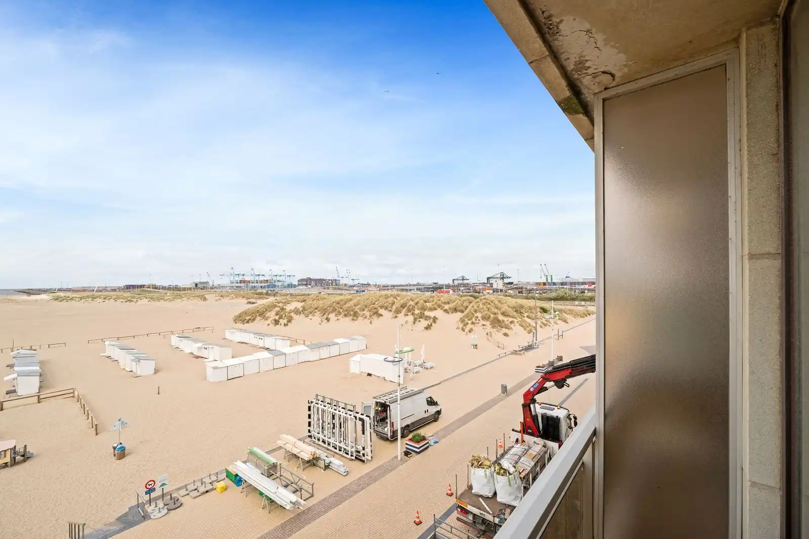 Te renoveren 1-slaapkamerappartement op de zeedijk van Zeebrugge foto 2