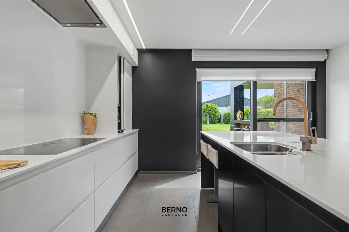 Exclusieve en moderne villa met luxe afwerking foto 9