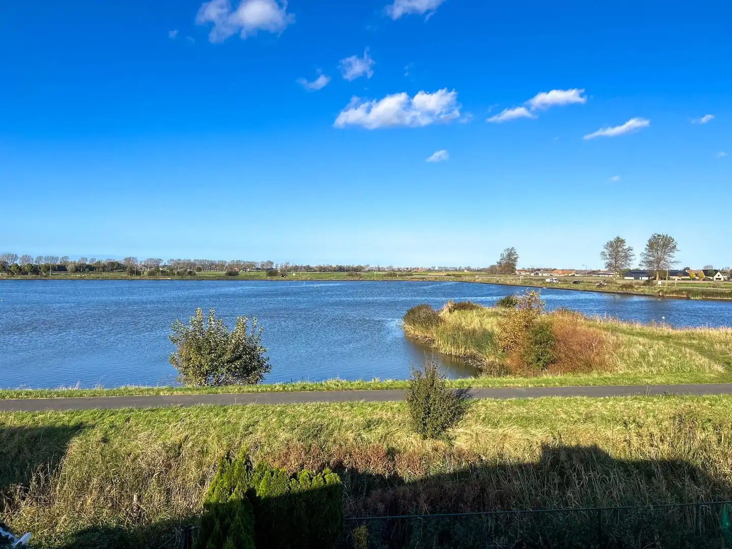 Ruime koppelwoning met waanzinnig zicht over spaarbekken en EPC A foto {{pictureIndex}}
