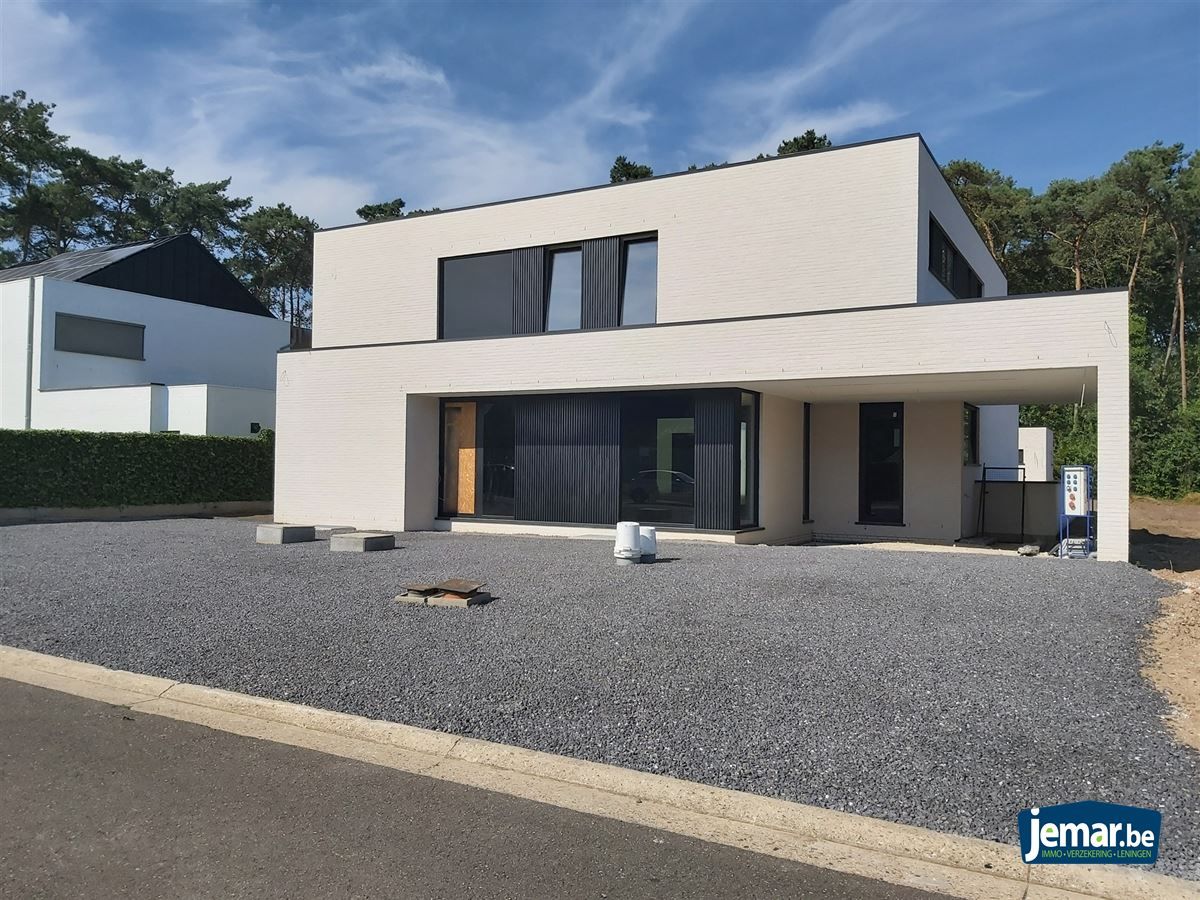 Prachtige, ruime nieuwbouw villa casco plus aangeboden in residentiële omgeving te Maasmechelen! foto 1