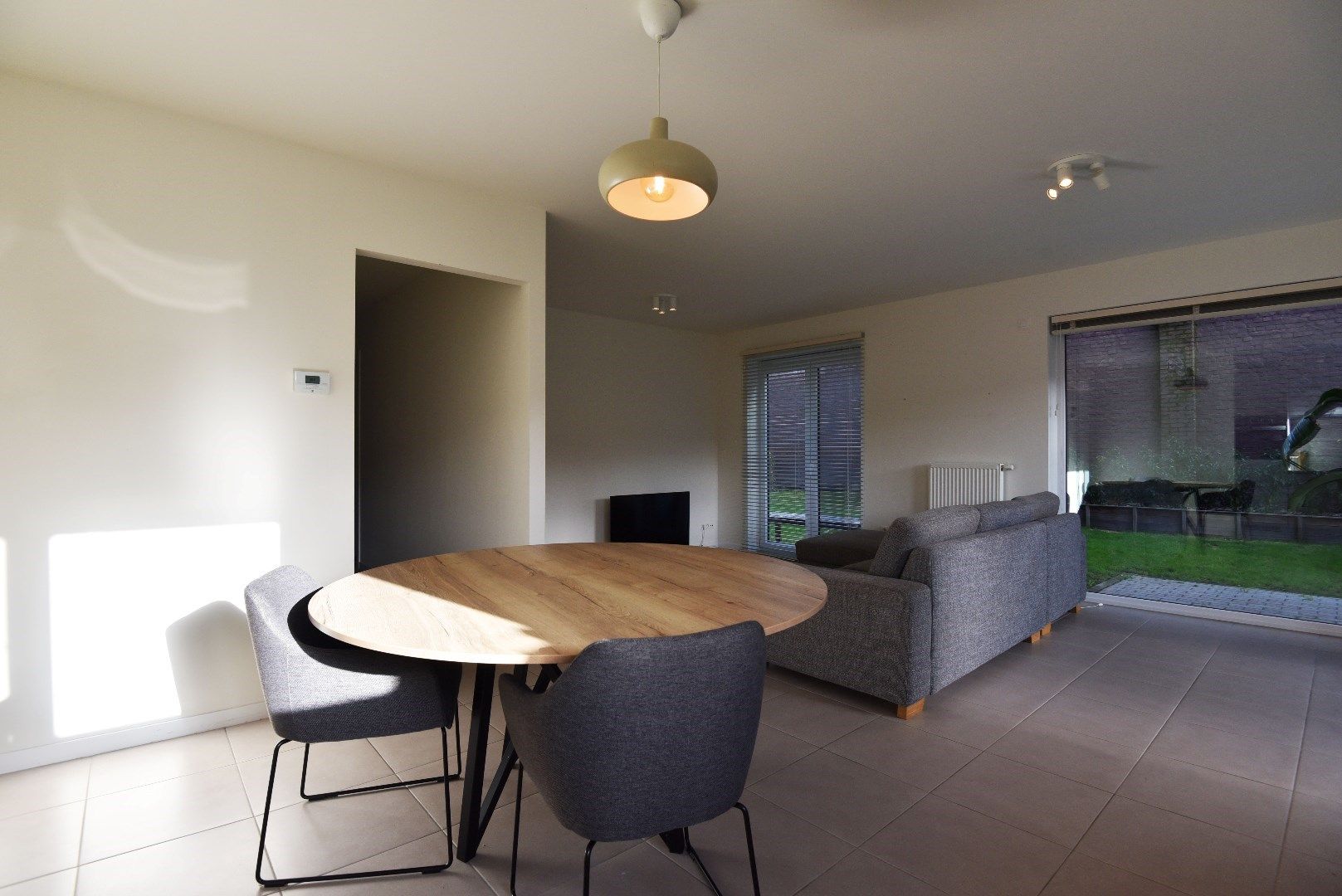 Gelijkvloers appartement met 2 slaapkamers en zonnige tuin te Maldegem centrum. foto 3