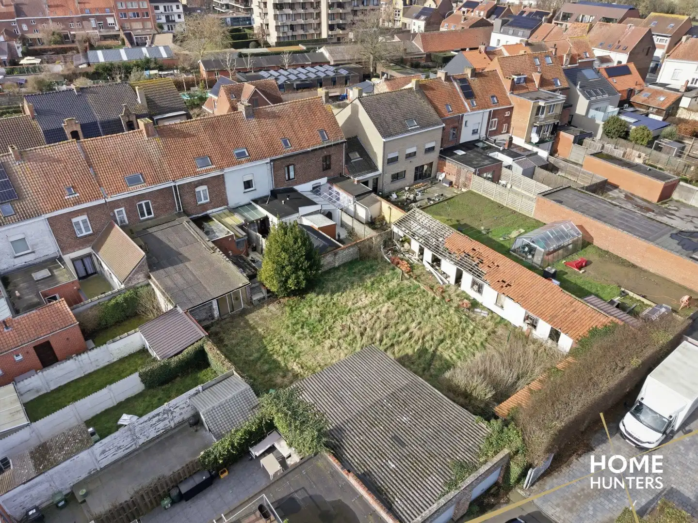 Karaktervolle renovatiekans op topligging in Ieper – 4 slaapkamers, ruime tuin en garage met achteruitgang foto 2
