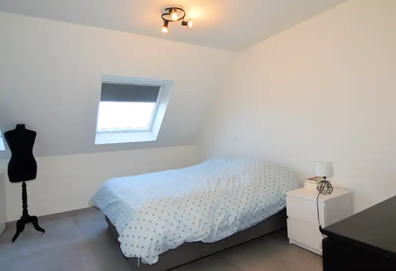 Recent (2021) duplex appartement voorzien van twee slaapkamers, ruim terras en staanplaats centrum Zemst. foto 7