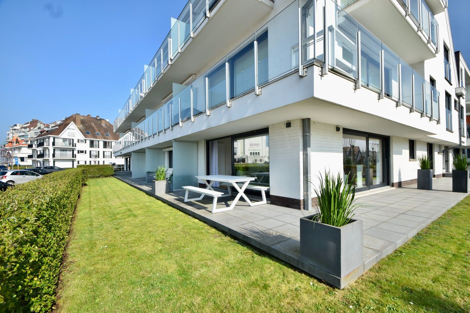 Prachtig hoekappartement met een zuid-west georiënteerd terras en tuin gelegen vlakbij de zee en het casino te Knokke. foto 3