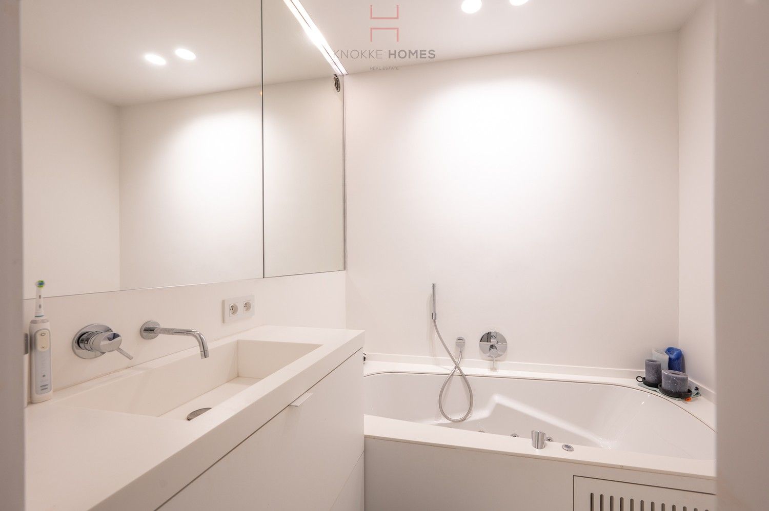 Exceptioneel hoekappartement op de Zeedijk genietend van uitzonderlijke zee- en strandzichten. foto 22