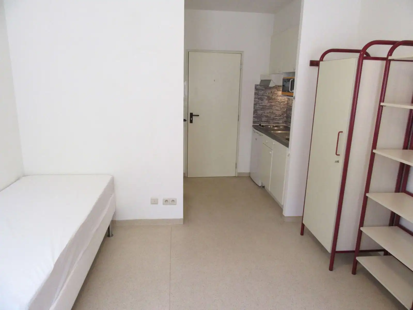 Studentenstudio met kitchenette en badkamer te koop op zeer gegeerde locatie tussen UZ Leuven en centrum Leuven foto 3