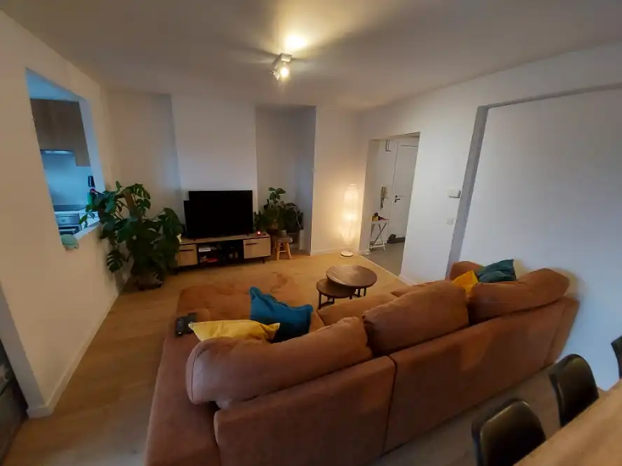 Lichtrijk en energiezuinig 2-slaapkamerappartement met lift, terras en kelderruimte foto 2