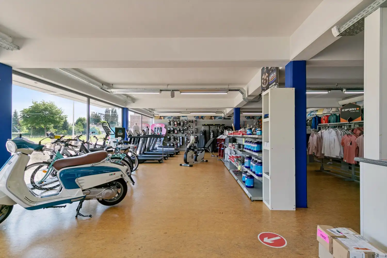 Handelsruimte met luxe duplex-appartement en verhuurde loodsen op het industrieterrein in Lanaken foto 7