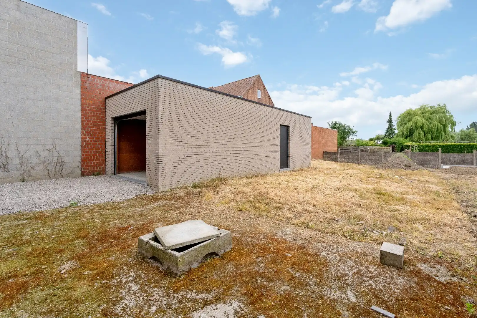 RUIME HALF OPEN NIEUWBOUWWONING MET 4 SLPKS | TUIN | GARAGE foto 2