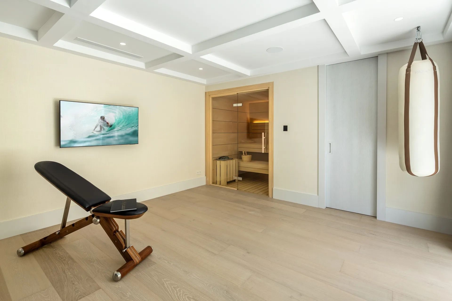 Iconische villa in Marbella’s toplocatie – instapklaar meesterwerk met tennisbaan, spa en cinema foto 19