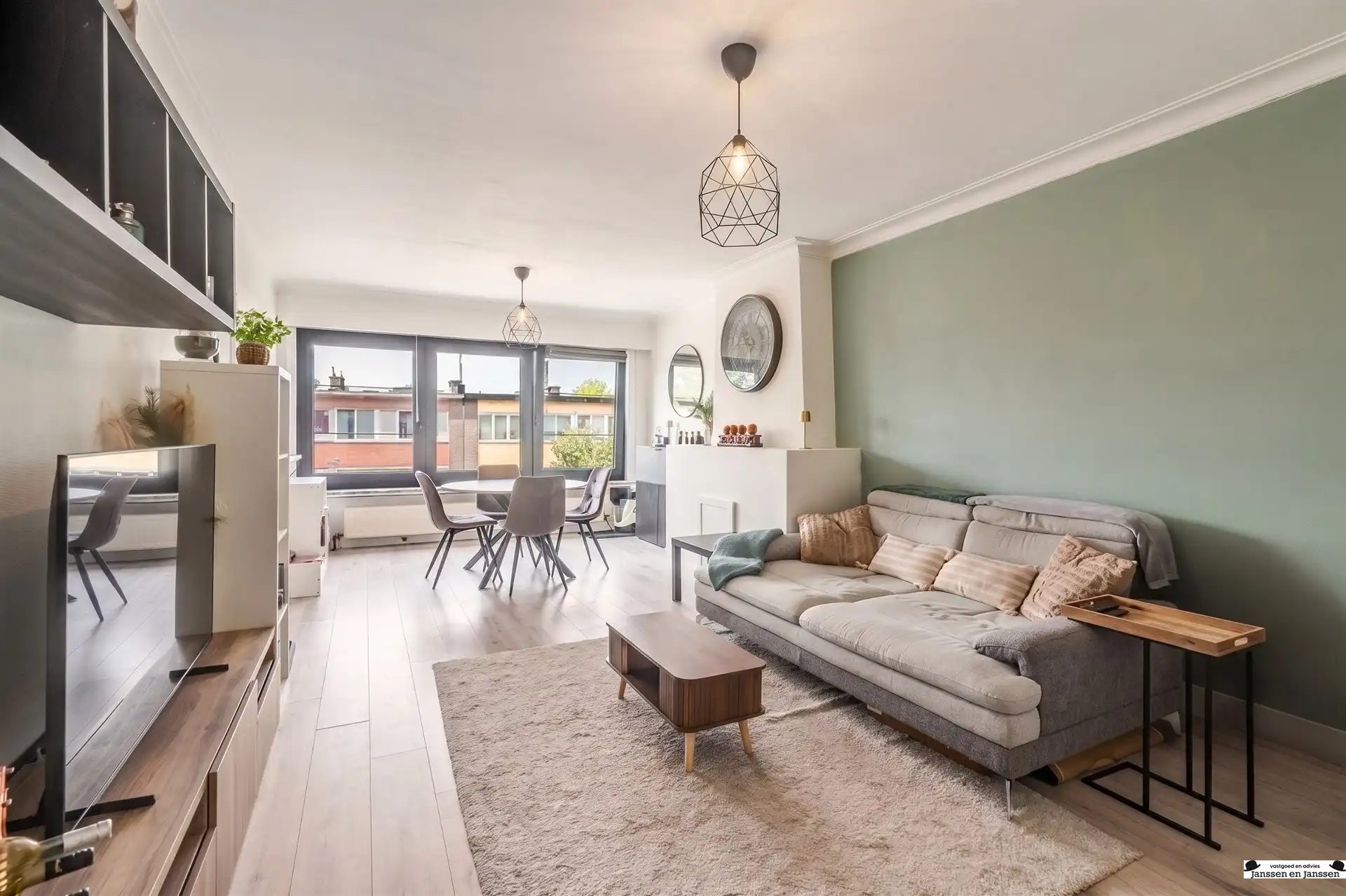 Instapklaar 2-slaapkamer appartement met terras foto {{pictureIndex}}