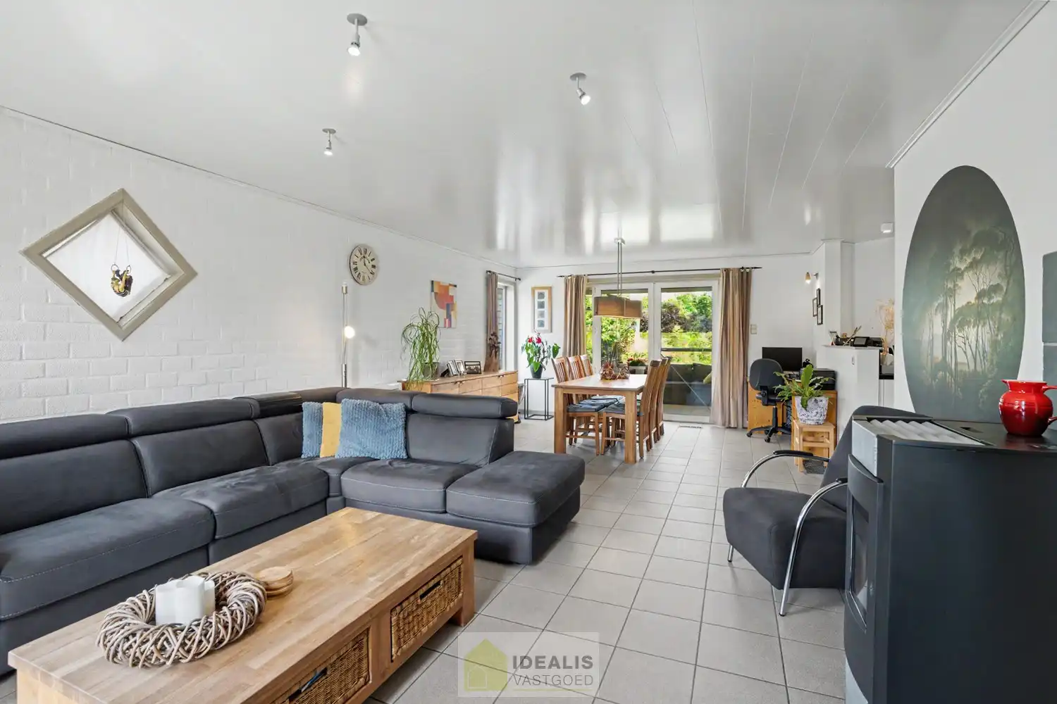 IDEALIS VASTGOED – ROYALE, INSTAPKLARE EN ZEER GOED ONDERHOUDEN GEZINSWONING OP EEN RUSTIG PERCEEL VAN 8A 44CA MET 4 KNAPPE SLAAPKAMERS, RUIME GOED UITGERUSTE BADKAMER, RECENT GERENOVEERDE KEUKEN, HEERLIJKE VERANDA EN VRIJSTAANDE CARPORT - De woning omvat maar liefst +- 225m² bewoonbare oppervlakte met een ruime lichtrijke woonkamer, uitgeruste recent gerenoveerde keuken, 4 slaapkamers, ruime badkamer voorzien van ligbad en inloopdouche, hobbykamer/werkplaats en vrijstaande carport met achterliggende fietsenberging. foto 5