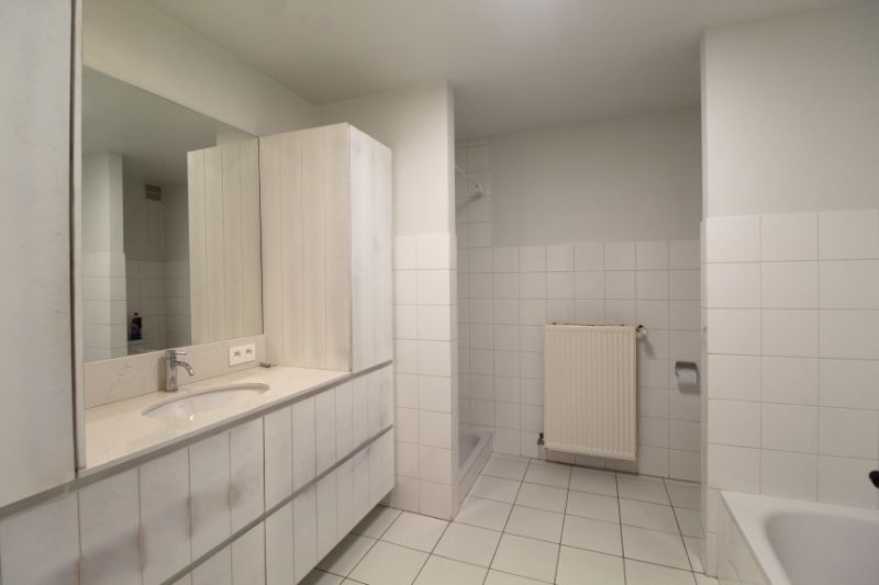 Instapklaar appartement met ruim terras te huur in centrum Roeselare foto 8