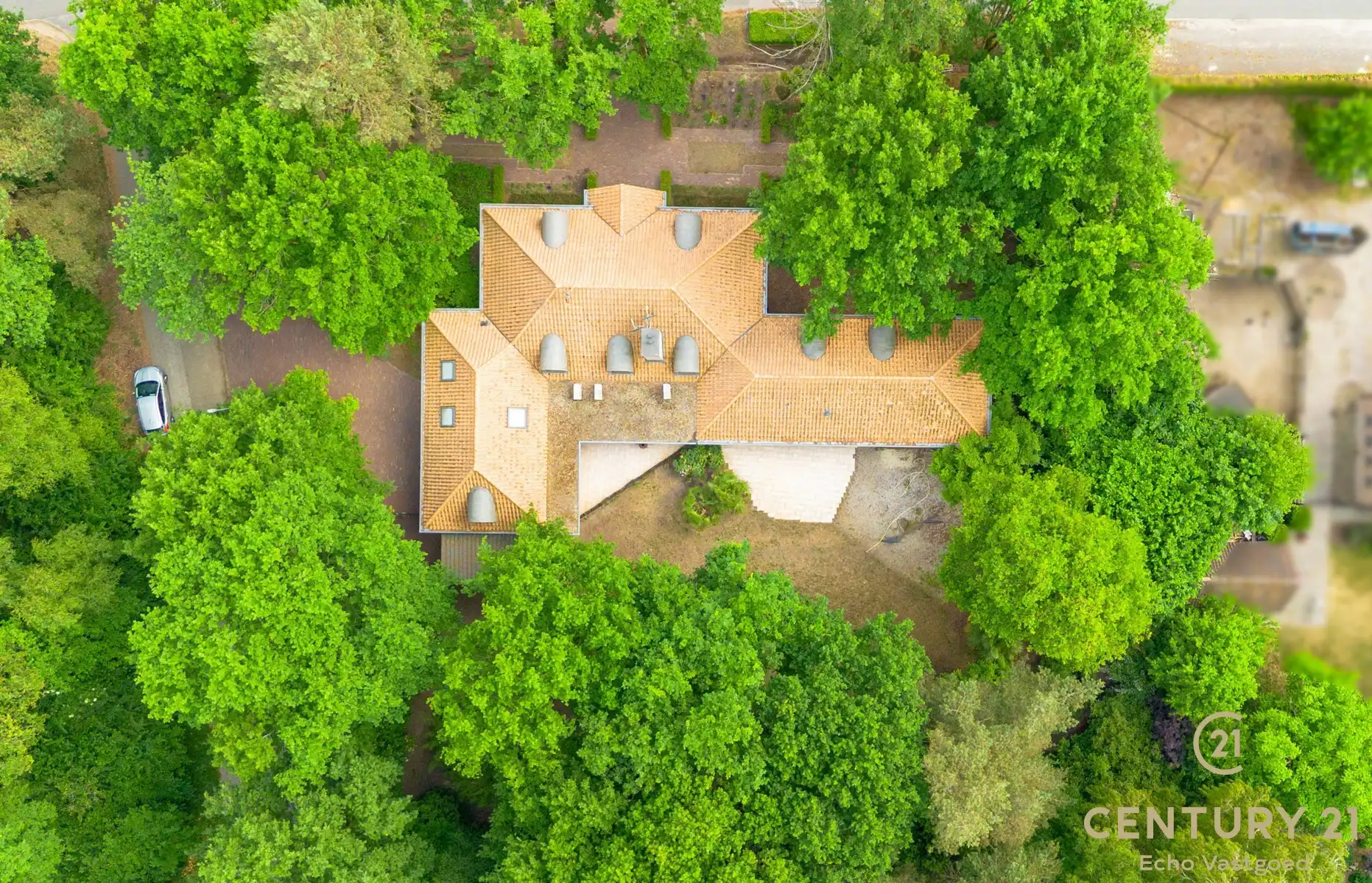Royale villa met 5 slpks, 4 badks, garage en binnenzwembad foto {{pictureIndex}}