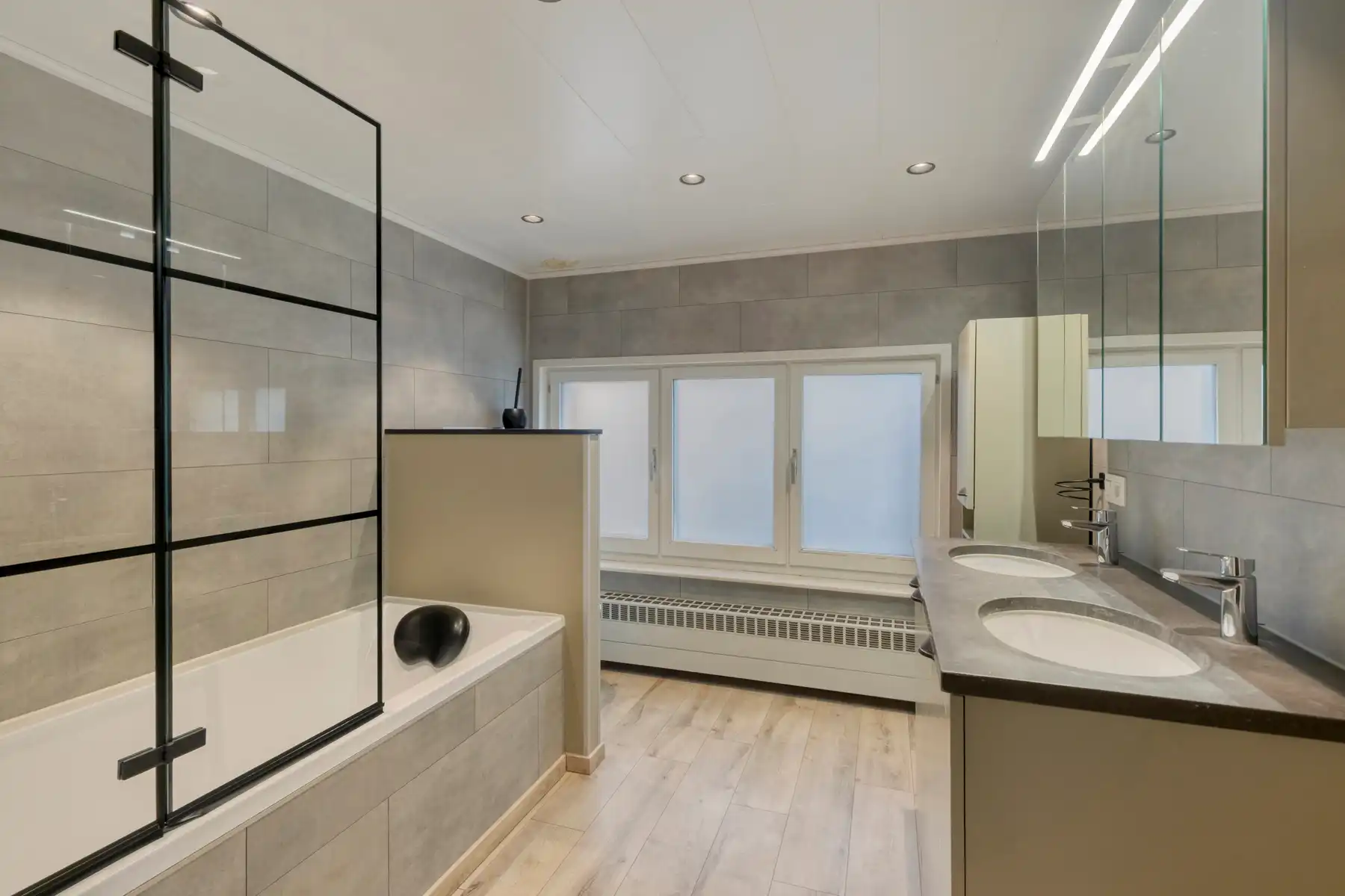 TE KOOP - instapklare woning met 3 slaapkamers en garage foto 14
