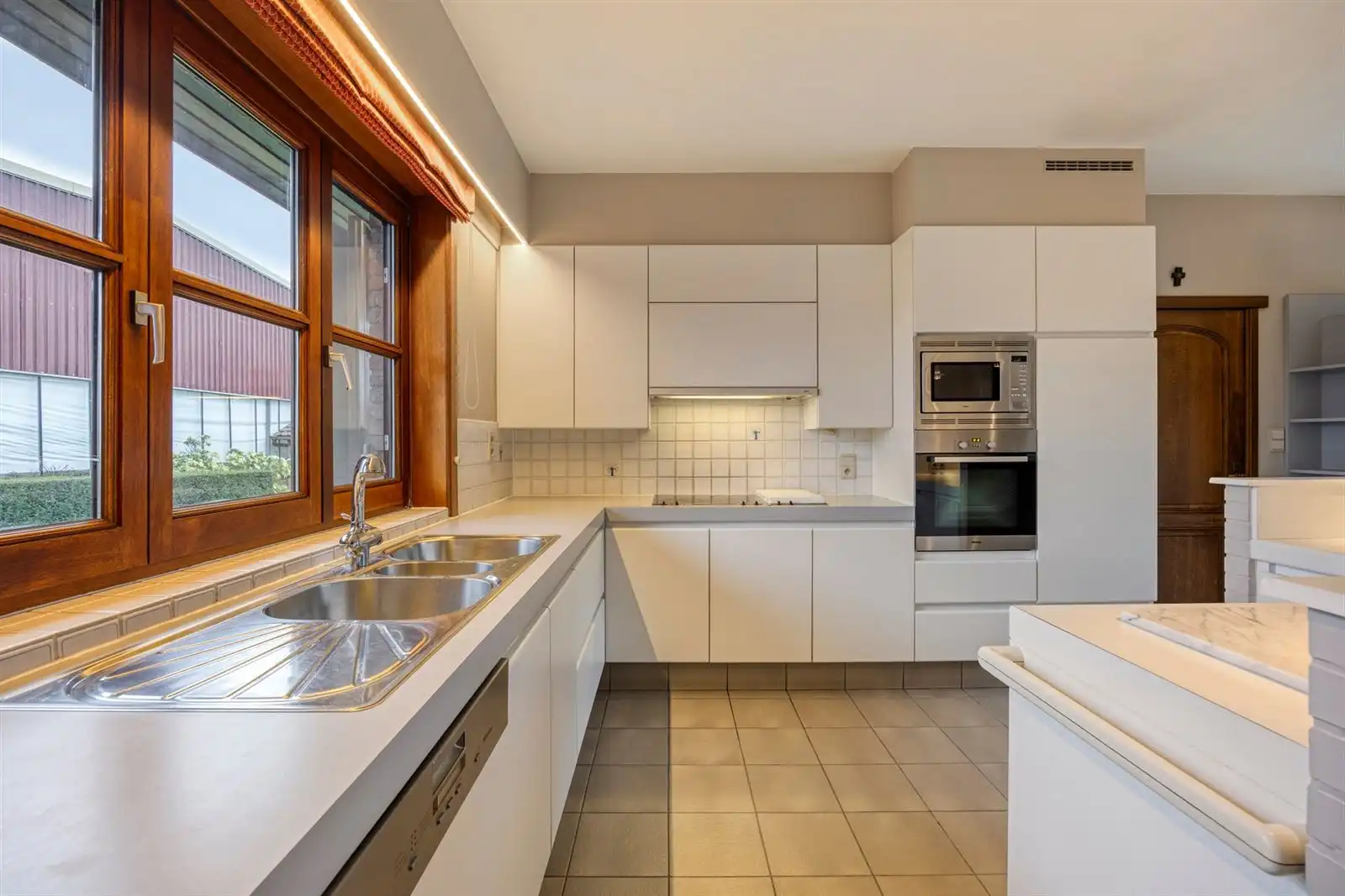 Riante open bebouwing in rustige straat foto 15