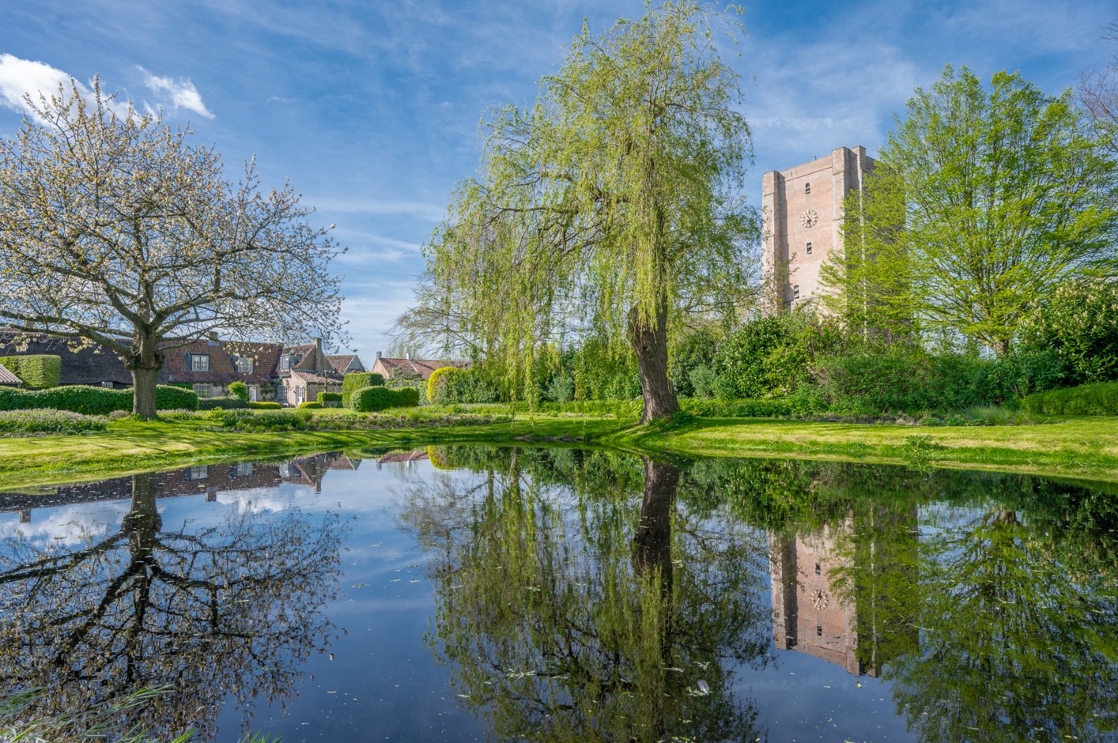 Prachtige villa op ruim perceel charmant gelegen aan de kerktoren van St Anna ter Muiden foto 2