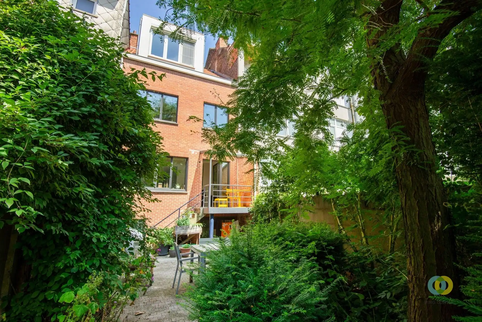 Instapklare gerenoveerde woning met 4 slaapkamers en tuin foto 11