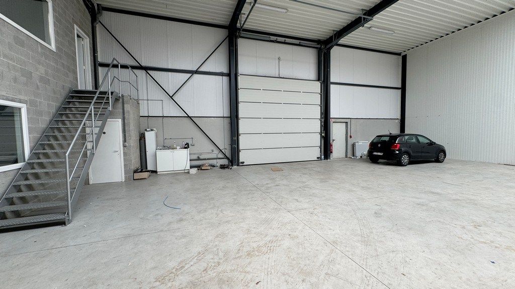 Magazijn met kantoor te huur nabij E313 in Ranst foto 2