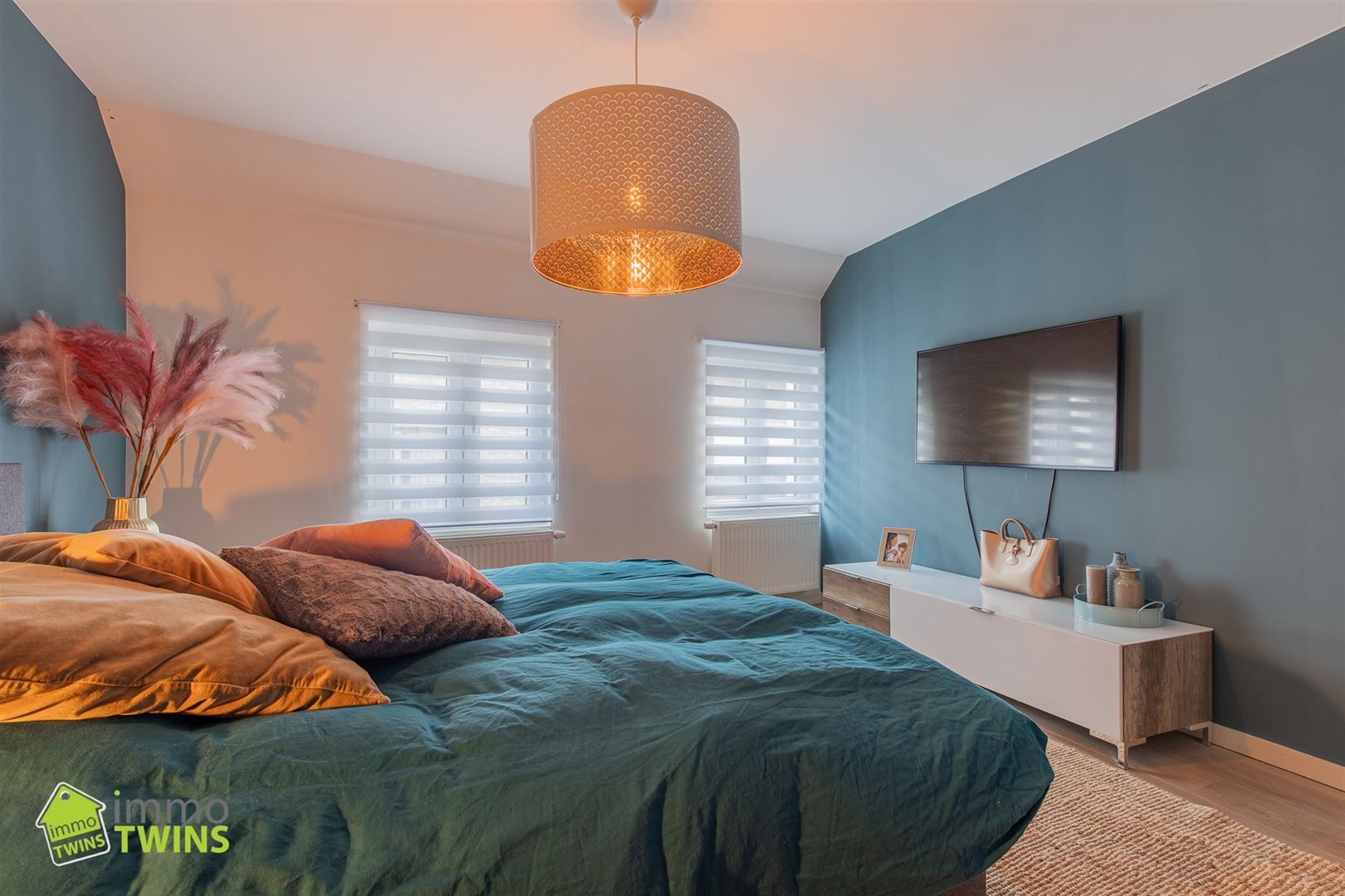 In een rustige maar toch centraal gelegen straat ontdekken we deze volledig instapklare, verrassend ruime en bijzonder energiezuinige woning foto 11